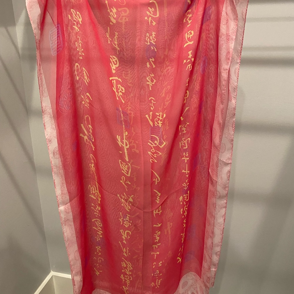Scarf with mandarin writing